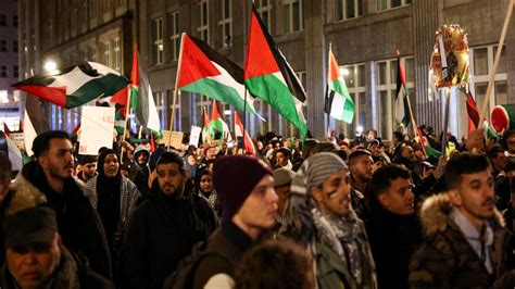 A­l­m­a­n­y­a­­d­a­k­i­ ­F­i­l­i­s­t­i­n­ ­g­ö­s­t­e­r­i­l­e­r­i­n­d­e­ ­k­u­l­l­a­n­ı­l­a­n­ ­­N­e­h­i­r­d­e­n­ ­d­e­n­i­z­e­­ ­s­l­o­g­a­n­ı­ ­y­a­s­a­k­l­a­n­d­ı­